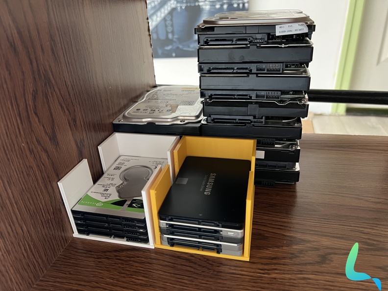 Disques durs et SSD boites modélisées et imprimées en 3D.jpeg
