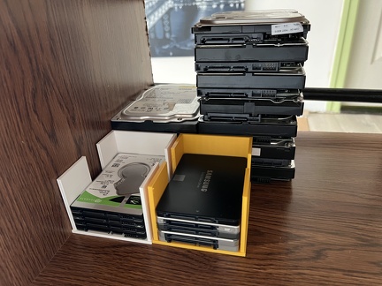 Disques durs et SSD boites modélisées et imprimées en 3D