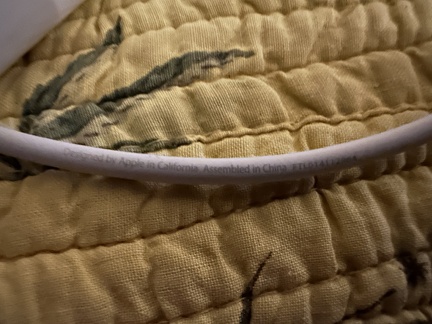 Câble USB-C Apple, mention Designed by Apple…