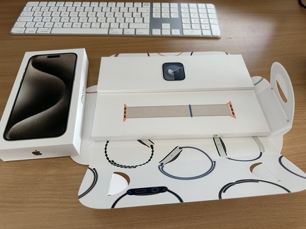 Boîtes desiPhone 15 Pro Max et Apple Watch S9